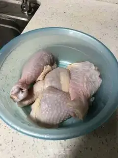 Make The salted chicken powdered hand tore the chicken leg step 0