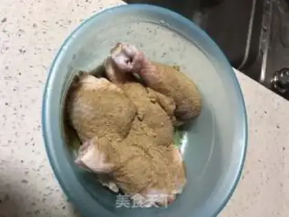Make The salted chicken powdered hand tore the chicken leg step 1