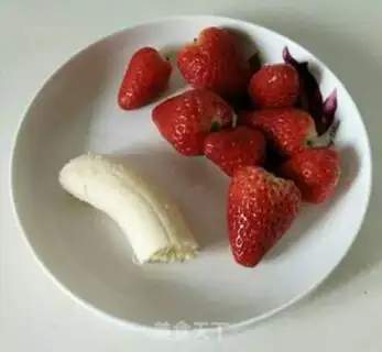 Make Banana strawberry juice step 0