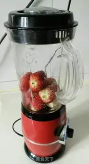 Make Banana strawberry juice step 1