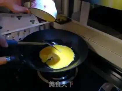 Make Tomato fried eggs step 1