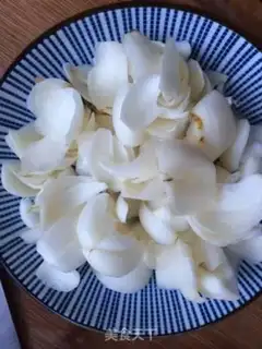 Make Lily fried eggs step 1