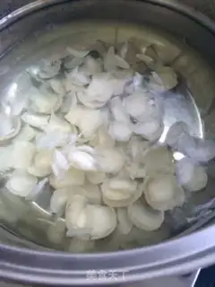 Make Lily fried eggs step 2