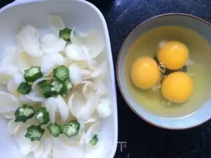 Make Lily fried eggs step 3