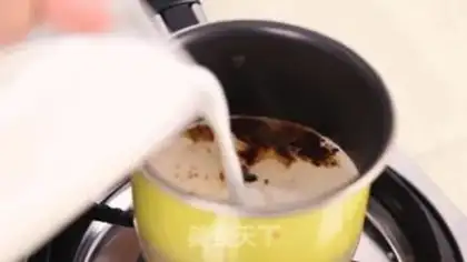 Make Caramel milk tea step 1