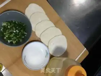 Make A dumpling-skin-second onion waffles step 0