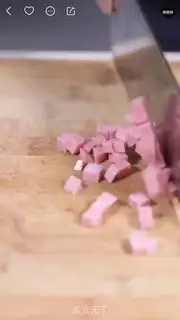Make Yangzhou fried rice step 1