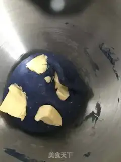 Make Heart-shaped coconut bread step 2