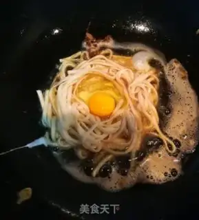Make Fried eggs in the nest step 3