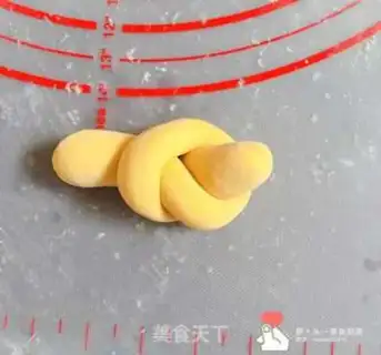 Make Pumpkin pigeon buns step 2