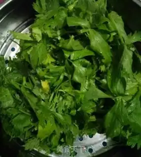 Make Garlic celery leaves step 0