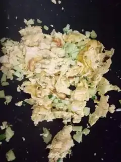 Make cucumber fried duck eggs step 5