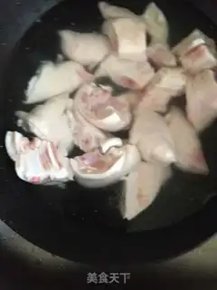 Make Red burning pig hoof step 0