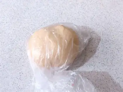 Make Double-coloured bears squeeze bread step 3