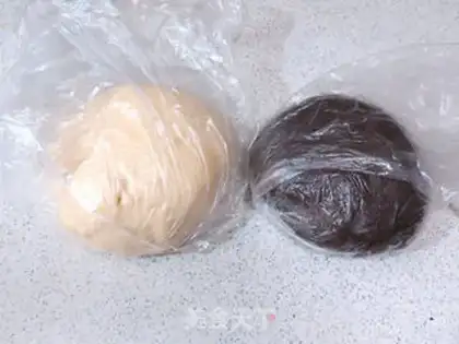 Make Double-coloured bears squeeze bread step 5