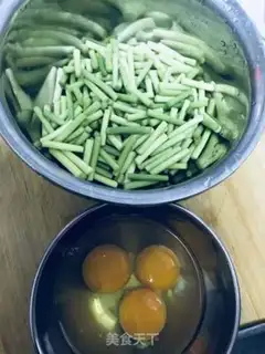 Make Garlic fried eggs step 1