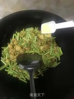 Make Garlic fried eggs step 3