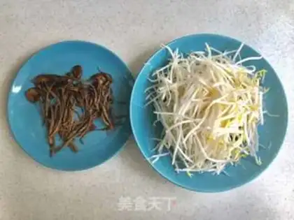 Make Tea mushrooms fried green bean sprouts step 0