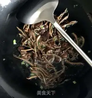Make Tea mushrooms fried green bean sprouts step 2