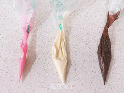 Make Double-coloured bears squeeze bread step 13