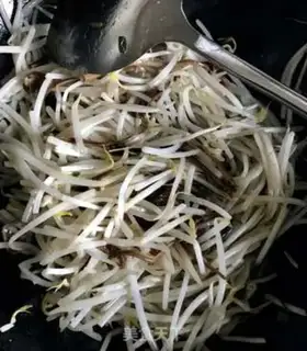 Make Tea mushrooms fried green bean sprouts step 4