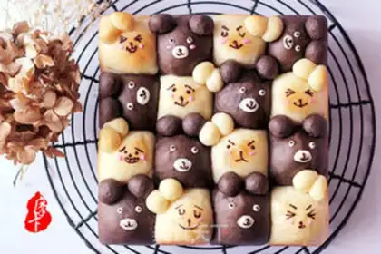 Make Double-coloured bears squeeze bread step 15