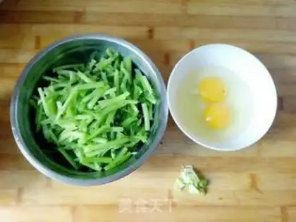 Make Scrambled eggs step 1