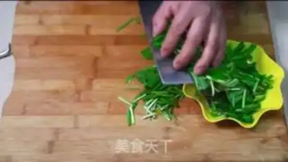 Make Scrambled eggs step 1