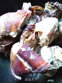 Make Soybean stew, pig feet step 1