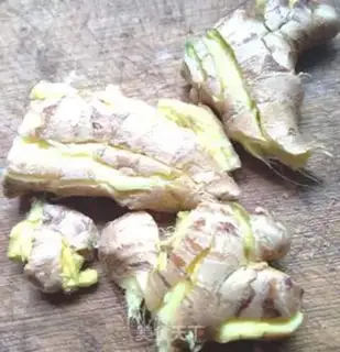 Make Soybean stew, pig feet step 2