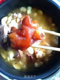 Make Soybean stew, pig feet step 4