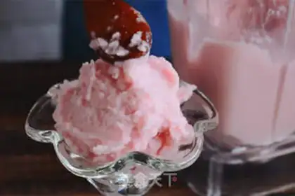 Make Strawberry smoothie step 3