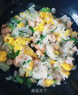 Make Shrimp vegetable egg fried rice step 5