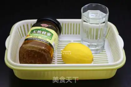 Make Sweet tea with fresh lemon step 0