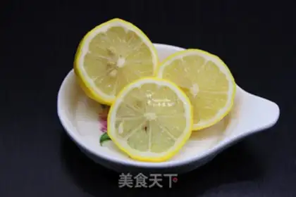 Make Sweet tea with fresh lemon step 1