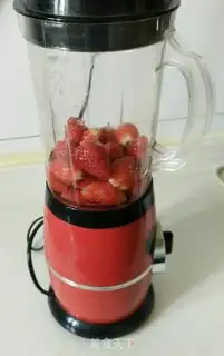 Make Strawberry juice step 1