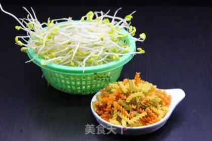 Make Bean sprouts for macaroni step 0