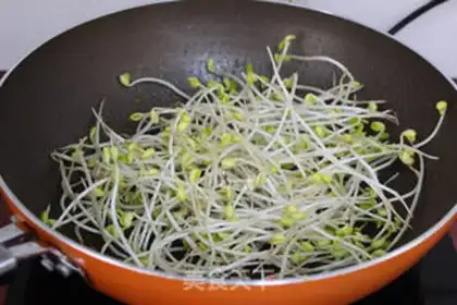 Make Bean sprouts for macaroni step 4