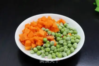 Make Five eggs of fried rice step 1