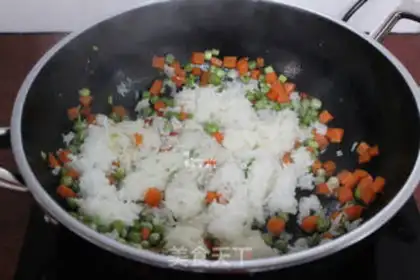 Make Five eggs of fried rice step 5