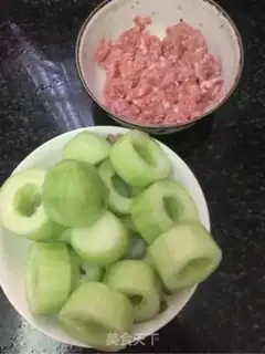 Make cucumbers for dry squid silk soup step 0