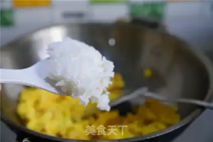 Make Shrimp egg fried rice step 2