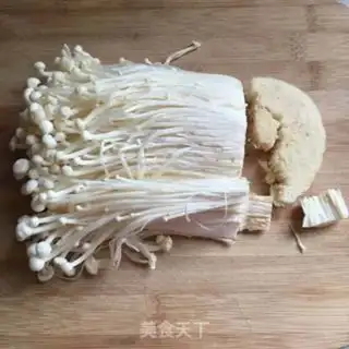 Make A fan of meat and golden mushrooms step 2