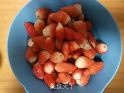 Make Homemade strawberry sauce step 0