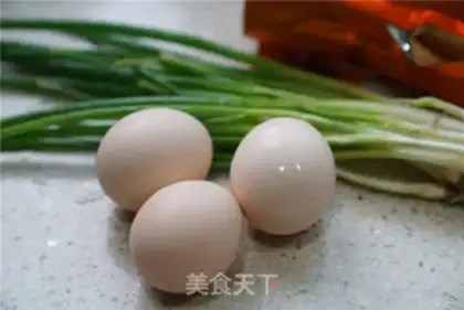 Make Onion sesame pie step 0