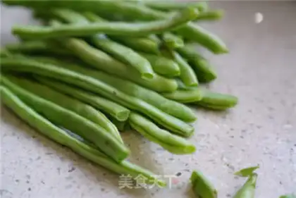 Make Four season bean egg rolls step 1