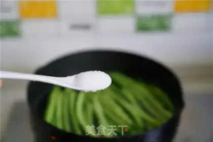 Make Four season bean egg rolls step 2