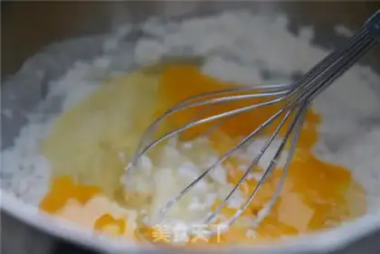 Make Onion sesame pie step 2