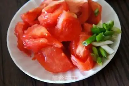 Make Tomato fried eggs step 2