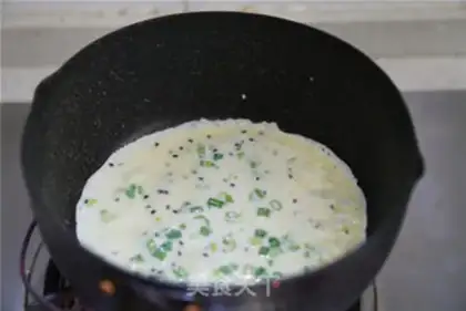 Make Onion sesame pie step 5